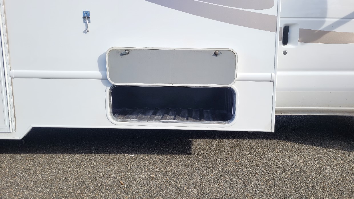 Winnebago Minnie Winnie 328QR - Image 9