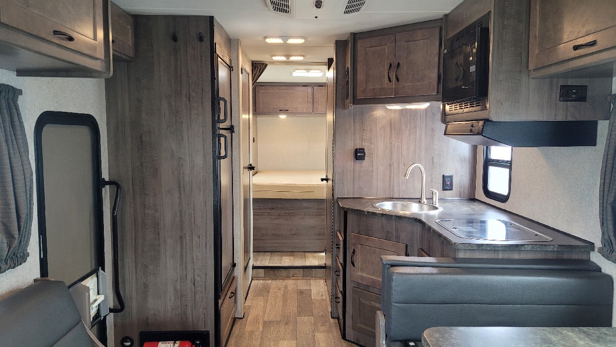 Winnebago Minnie Winnie 328QR - Image 11