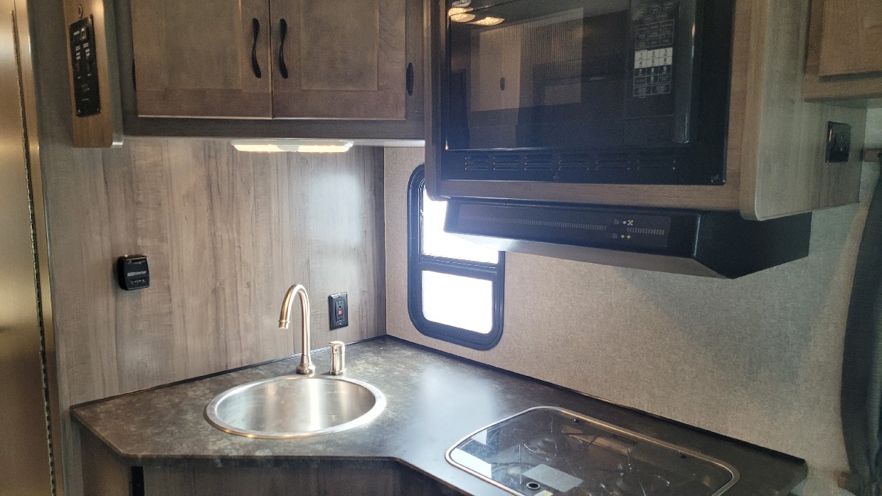 Winnebago Minnie Winnie 328QR - Image 12