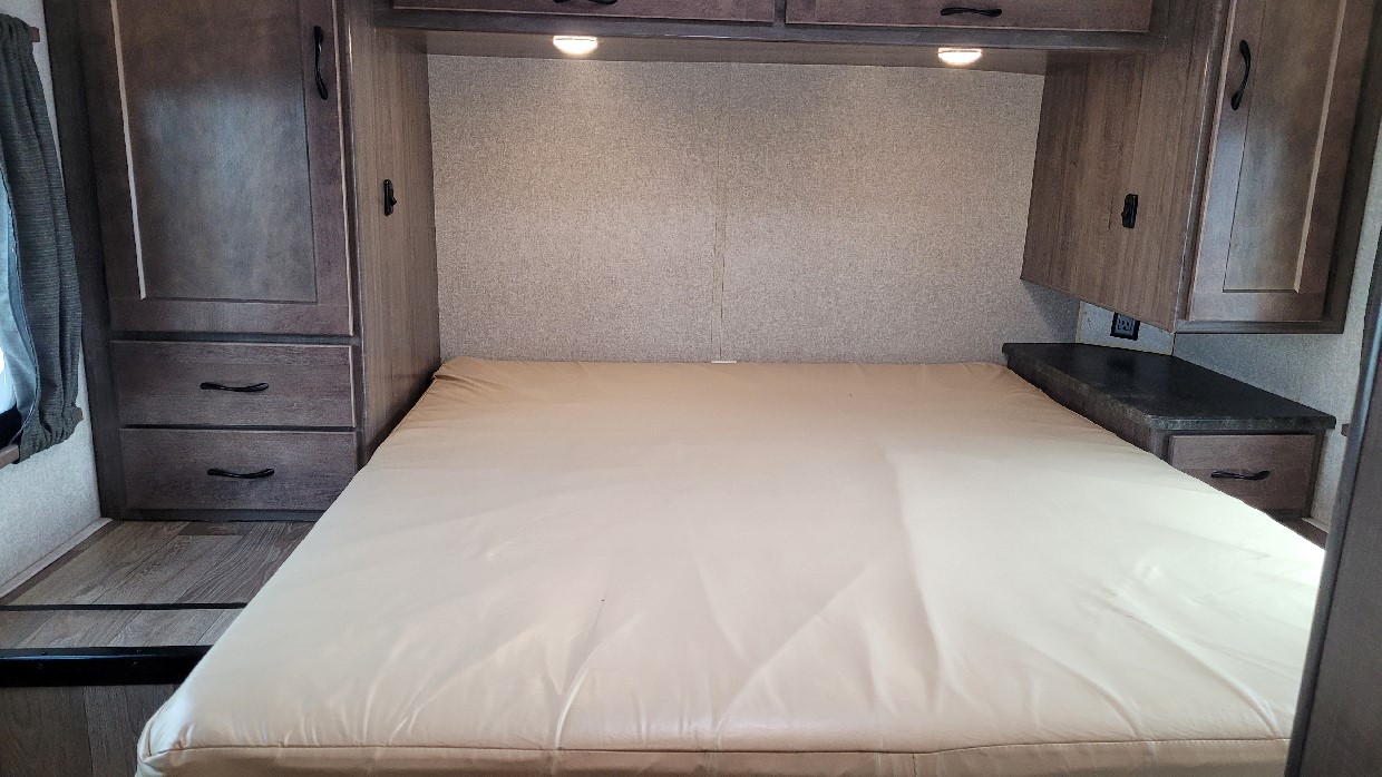 Winnebago Minnie Winnie 328QR - Image 13