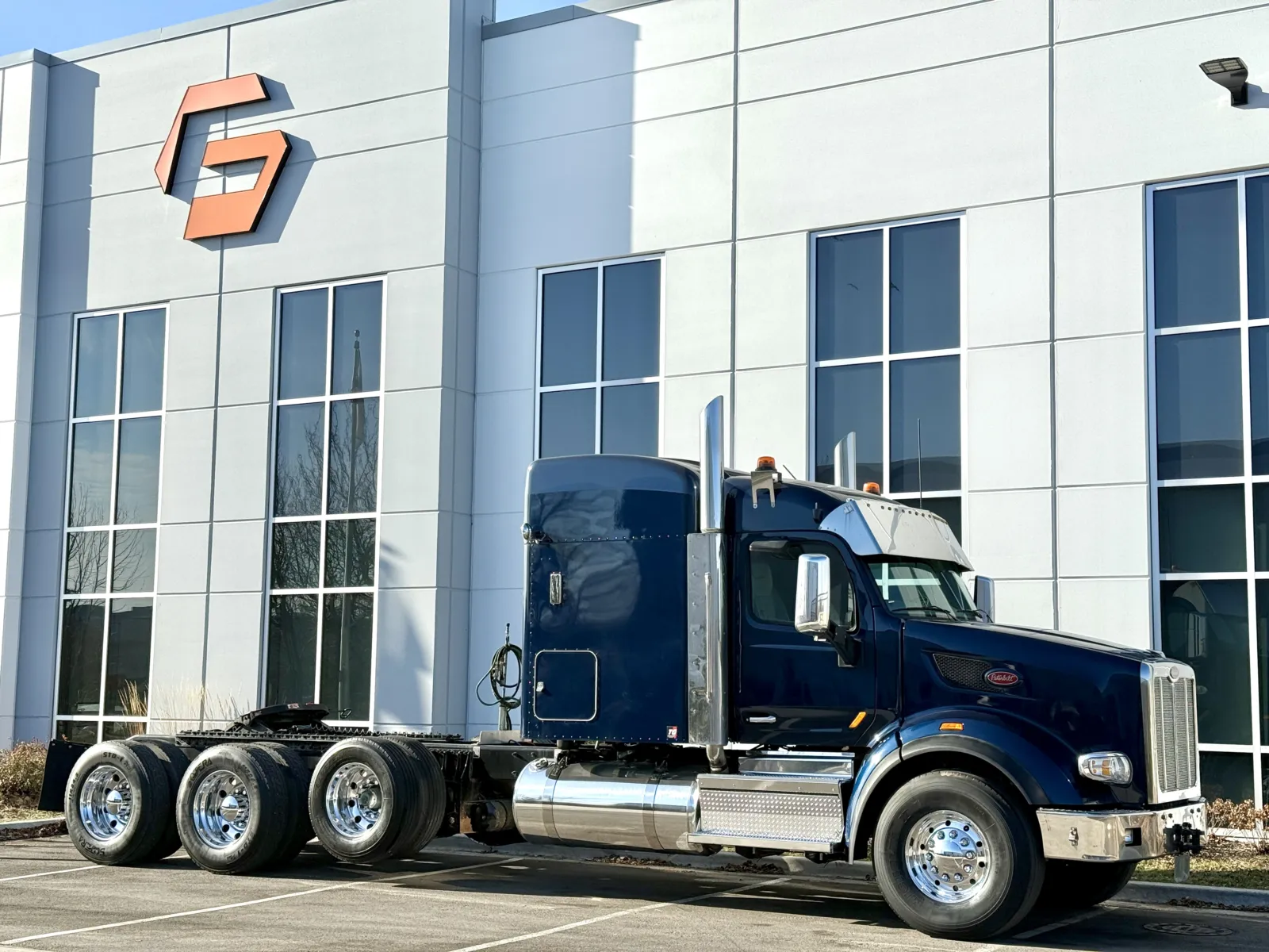 2021 PETERBILT 567 - Image 2
