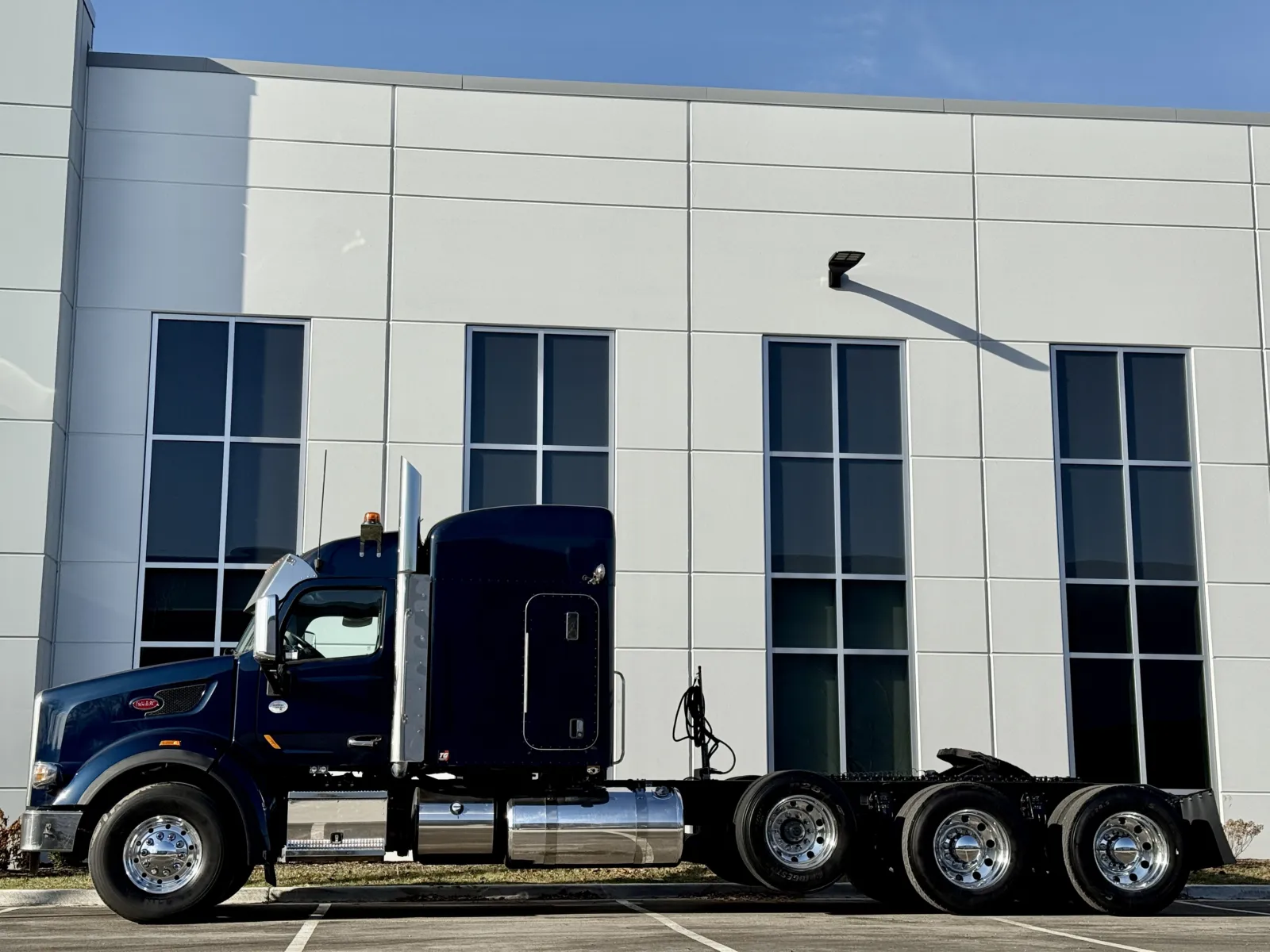 2021 PETERBILT 567 - Image 4