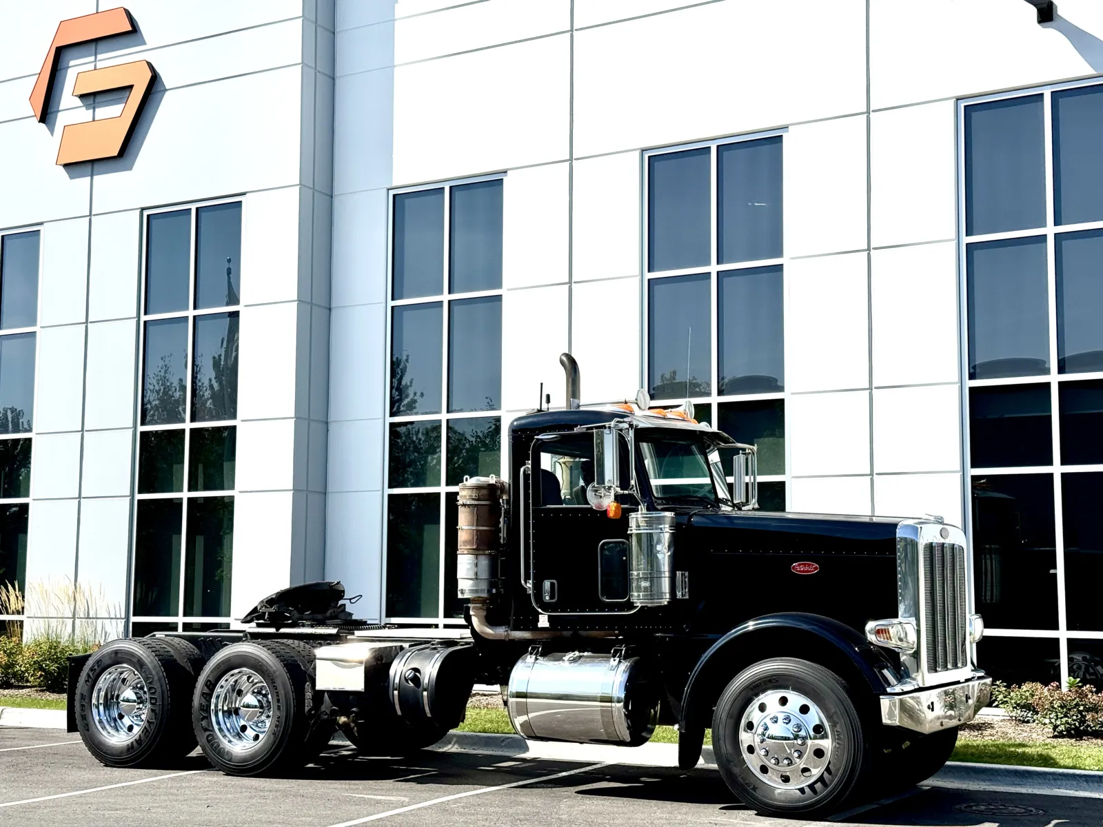 2011 PETERBILT 388 - Image 2