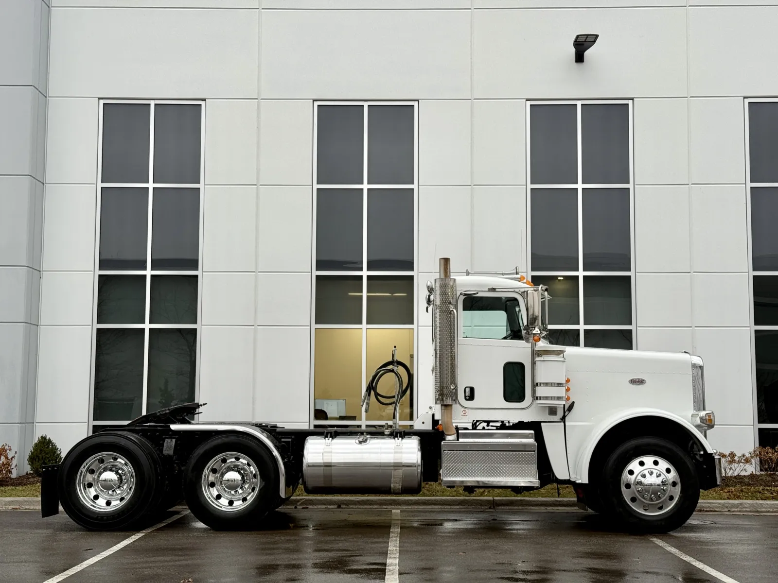 2023 PETERBILT 389 - Image 3