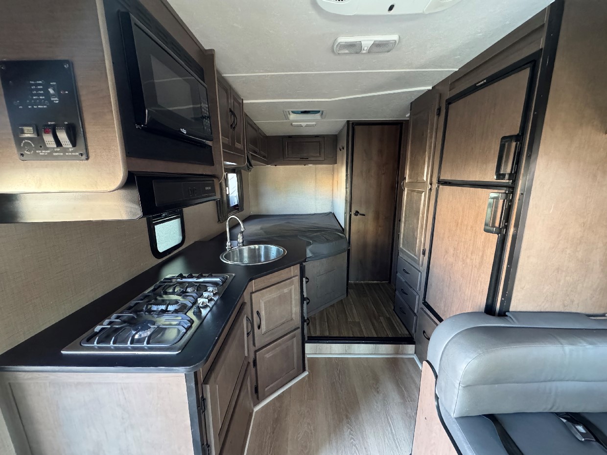 Tiffin Adventure 23TM - Image 7