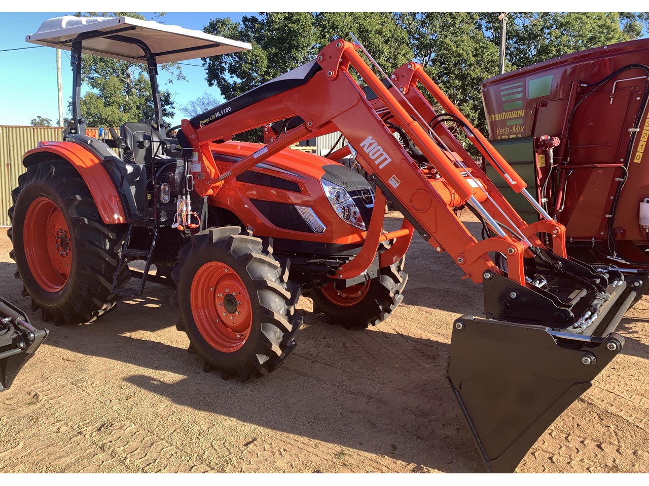 KIOTI PX9520 ROPS FEL