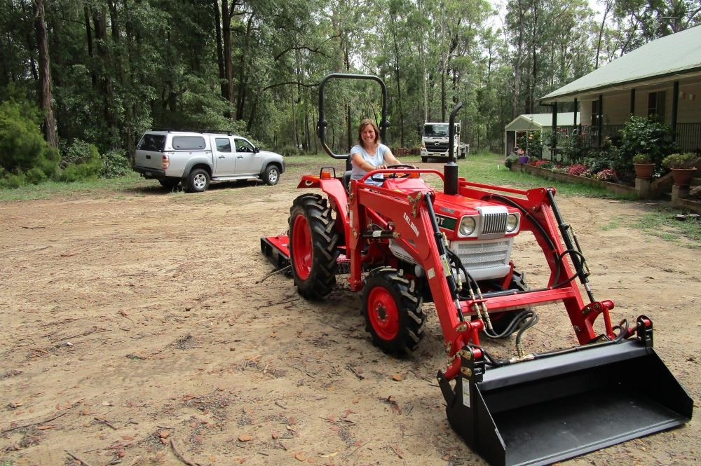 KUBOTA L2202DT TRACTOR WITH 4 IN 1 FEL 26HP - Image 5