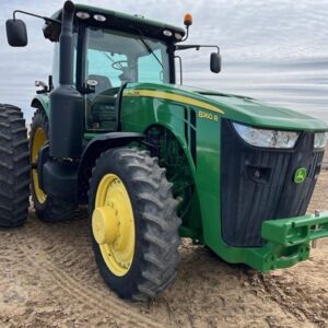 2011 JOHN DEERE 8260R