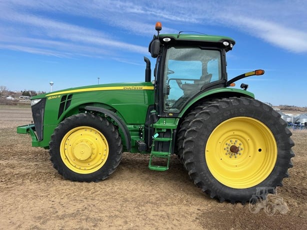 2011 JOHN DEERE 8260R - Image 2