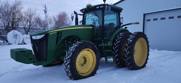2011 JOHN DEERE 8235R - Image 3