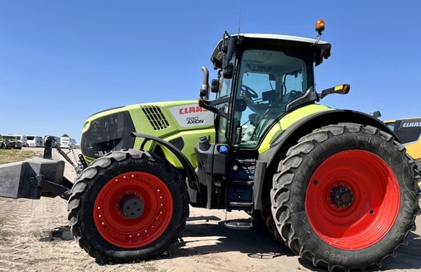 2017 CLAAS AXION 880