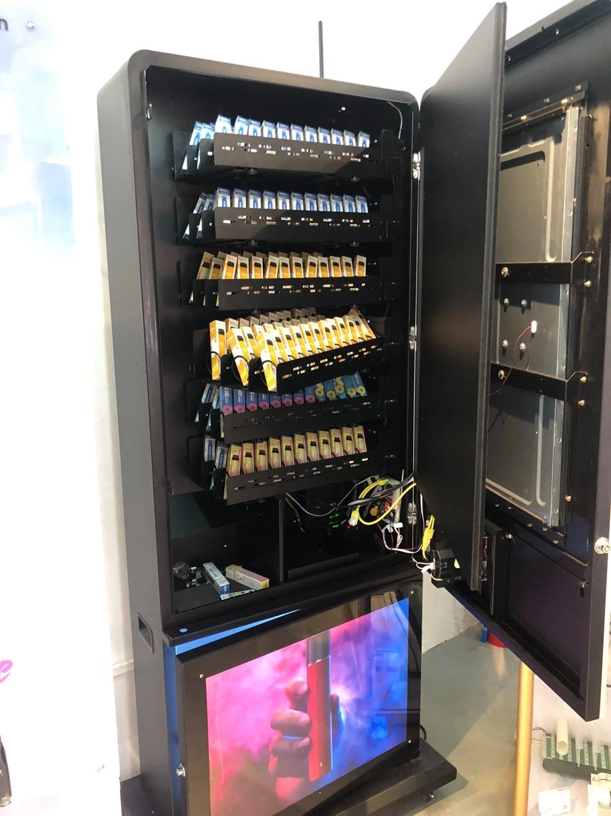 XL Capacity Vending Machines For Sale - 32" Screen with Stand - Image 4