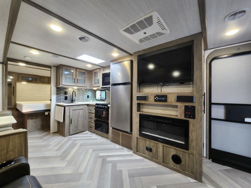 Used 2022 Forest River RV Wildwood Heritage Glen Hyper-Lyte 25RBHL - Image 15