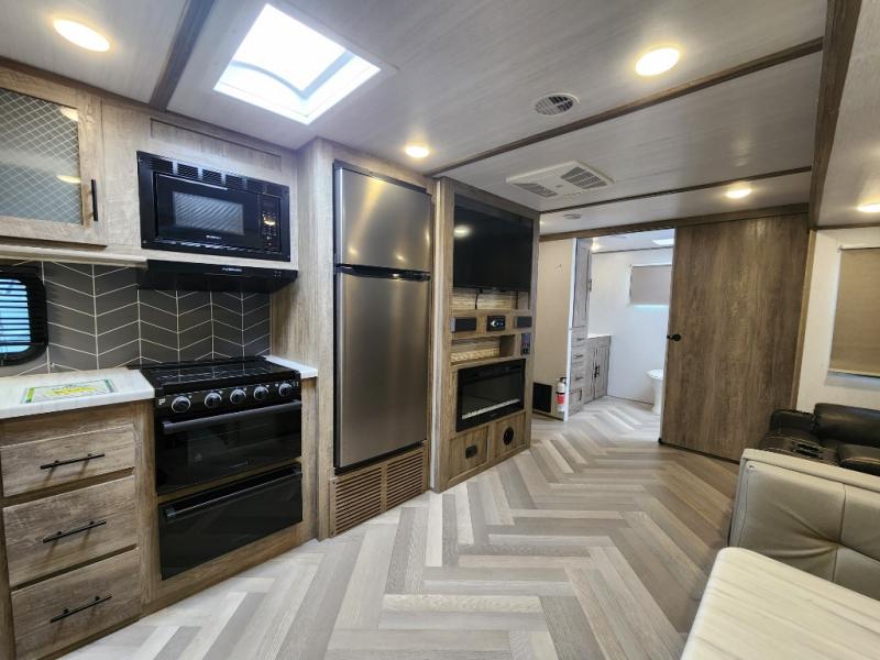 Used 2022 Forest River RV Wildwood Heritage Glen Hyper-Lyte 25RBHL - Image 13