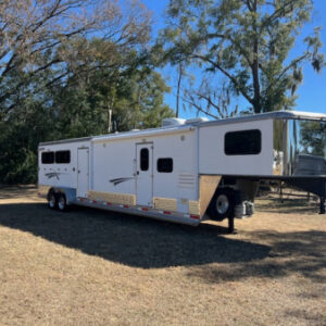 Used 2015 Shadow 3 horse w/12.6 ' lq midtack and generator Horse Trailer