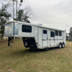 Used 2002 Horton 2 horse w/ midtack and 6' lq Horse Trailer